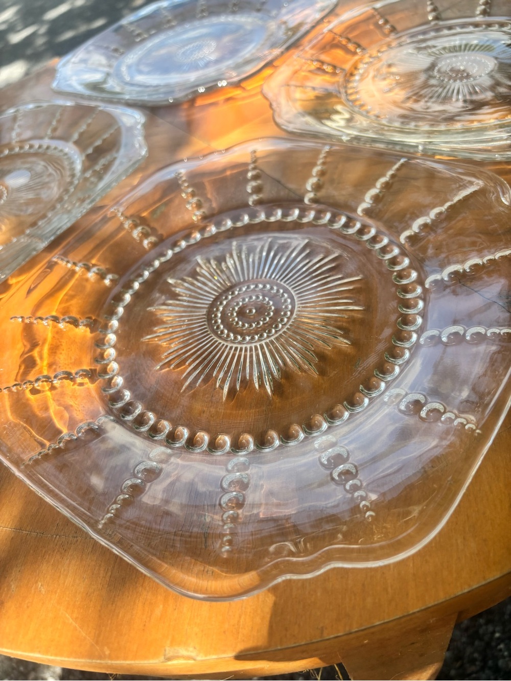 4 CRYSTAL CLEAR VINTAGE DEPRESSION GLASS PLATES.